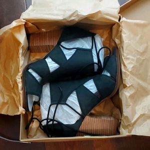 BRAND NEW/NEVER WORN Lucky Brand bootie